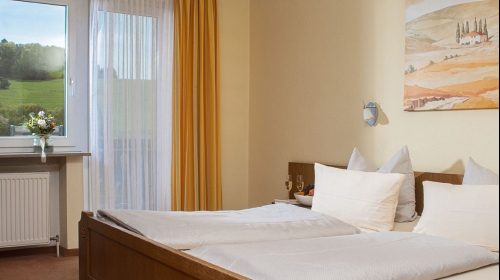 Die kleineren Standard-Zimmer sind preisgünstig und gemütliche Zimmer im Altbau mit Doppelbett und Schreibtisch, ausgestattet mit kleiner Dusche/WC und Waschbecken, Teppich und 20 Zoll Flachbild Sat-TV von TechniSat.