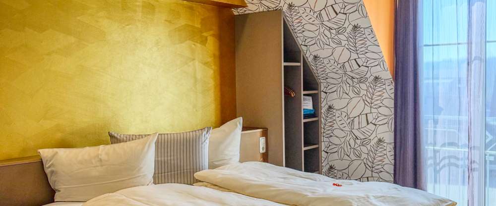 Die ca. 20 m² großen Zimmer liegen größtenteils im Haupthaus des Hotels, aber auch im Gartenhaus und im historischen Gasthof des Hauses. Diese Zimmer sind teilweise mit dem Aufzug erreichbar. Die Zimmer dieser Kategorie sind im zeitlos-modernen Stil einge