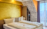 Die ca. 20 m² großen Zimmer liegen größtenteils im Haupthaus des Hotels, aber auch im Gartenhaus und im historischen Gasthof des Hauses. Diese Zimmer sind teilweise mit dem Aufzug erreichbar. Die Zimmer dieser Kategorie sind im zeitlos-modernen Stil einge