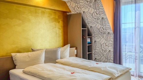 Die ca. 20 m² großen Zimmer liegen größtenteils im Haupthaus des Hotels, aber auch im Gartenhaus und im historischen Gasthof des Hauses. Diese Zimmer sind teilweise mit dem Aufzug erreichbar. Die Zimmer dieser Kategorie sind im zeitlos-modernen Stil einge