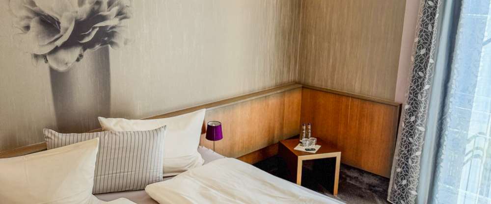 Die ca. 20 m² großen Zimmer liegen größtenteils im Haupthaus des Hotels, aber auch im Gartenhaus und im historischen Gasthof des Hauses. Diese Zimmer sind teilweise mit dem Aufzug erreichbar. Die Zimmer dieser Kategorie sind im zeitlos-modernen Stil einge