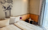 Die ca. 20 m² großen Zimmer liegen größtenteils im Haupthaus des Hotels, aber auch im Gartenhaus und im historischen Gasthof des Hauses. Diese Zimmer sind teilweise mit dem Aufzug erreichbar. Die Zimmer dieser Kategorie sind im zeitlos-modernen Stil einge