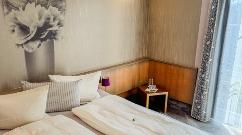 Die ca. 20 m² großen Zimmer liegen größtenteils im Haupthaus des Hotels, aber auch im Gartenhaus und im historischen Gasthof des Hauses. Diese Zimmer sind teilweise mit dem Aufzug erreichbar. Die Zimmer dieser Kategorie sind im zeitlos-modernen Stil einge