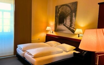 Das Standardzimmer ist ein komfortables und gemütliches Zimmer, das über alle grundlegenden Annehmlichkeiten verfügt, die man für einen angenehmen Aufenthalt benötigt. Von einem bequemen Bett bis hin zu einem eigenen Badezimmer bietet ein Standardzimmer a