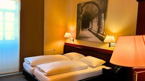 Das Standardzimmer ist ein komfortables und gemütliches Zimmer, das über alle grundlegenden Annehmlichkeiten verfügt, die man für einen angenehmen Aufenthalt benötigt. Von einem bequemen Bett bis hin zu einem eigenen Badezimmer bietet ein Standardzimmer a