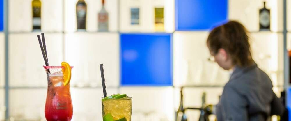 Genießen Sie leckere Cocktails oder ein kühles Bier!