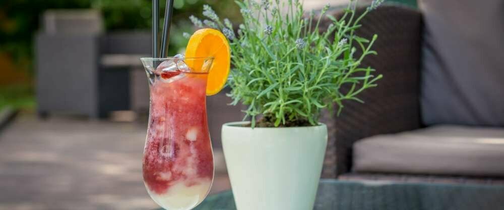 Genießen Sie Ihr Getränk draußen bei schönem Wetter!