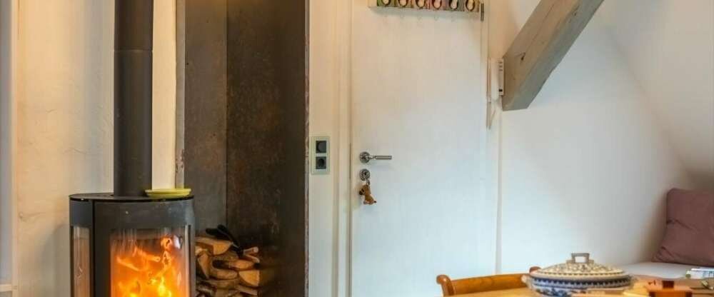 Sie müssen nicht klappern und fliegen können um ins Storchennest zu gelangen, allerdings sind es schon einige Stufen zum Apartment im Dachgeschoß, aber es lohnt sich! Mitten in den alten rauen Gebälk hat das Hotel ein kuscheliges Nest geschaffen mit zusät