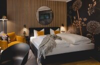 Die Studios können für 1 bis 3 Personen gebucht werden und wurden erst in 2025 renoviert. Sie sind geräumiger als die Classic- und Komfortzimmer und verfügen über ein großes Bett sowie einen Sessel und Schreibtisch mit Flachbildfernseher. Alle Studios sin