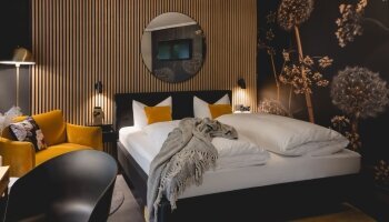 Die Studios können für 1 bis 3 Personen gebucht werden und wurden erst in 2025 renoviert. Sie sind geräumiger als die Classic- und Komfortzimmer und verfügen über ein großes Bett sowie einen Sessel und Schreibtisch mit Flachbildfernseher. Alle Studios sin