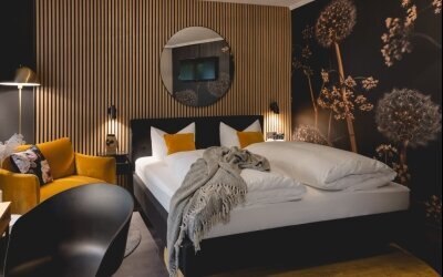 Die Studios können für 1 bis 3 Personen gebucht werden und wurden erst in 2025 renoviert. Sie sind geräumiger als die Classic- und Komfortzimmer und verfügen über ein großes Bett sowie einen Sessel und Schreibtisch mit Flachbildfernseher. Alle Studios sin