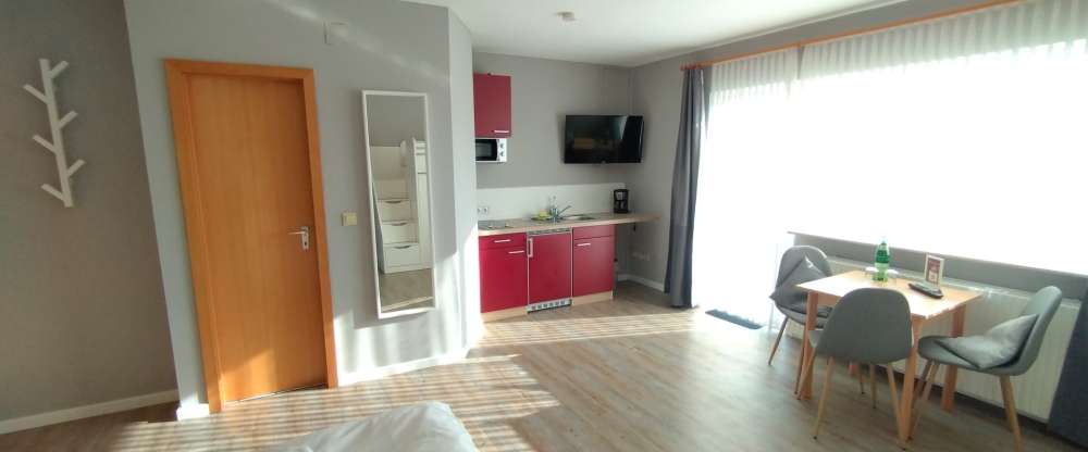 Studio mit Dusche/WC, Kabel-Flat TV, Pantry-Küche, Sitzgelegenheit und Balkon zur Landseite. Bei Belegung mit max. 1 Kind bis 12 Jahre teilweise Hochbett.