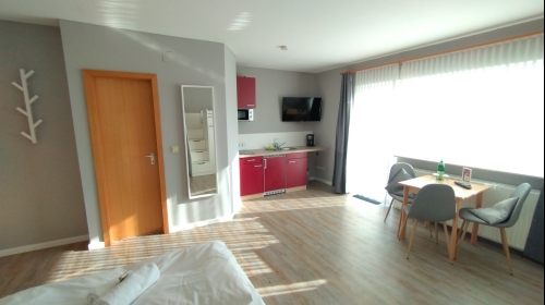 Studio mit Dusche/WC, Kabel-Flat TV, Pantry-Küche, Sitzgelegenheit und Balkon zur Landseite. Bei Belegung mit max. 1 Kind bis 12 Jahre teilweise Hochbett.