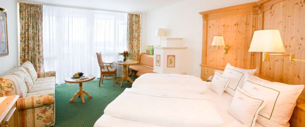 Die Zimmer sind 34 m² groß und für 2 Personen ausgelegt. Zu den Highlights gehören ein Kachelofen, ein Balkon, TV, Radio, W-Lan, Telefon, ein King-Size-Bett (180x200 cm), Zimmersafe sowie ein Bad mit Dusche, WC und Bidet. Alle Zimmer sind zudem mit bequem