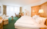 Die Zimmer sind 34 m² groß und für 2 Personen ausgelegt. Zu den Highlights gehören ein Kachelofen, ein Balkon, TV, Radio, W-Lan, Telefon, ein King-Size-Bett (180x200 cm), Zimmersafe sowie ein Bad mit Dusche, WC und Bidet. Alle Zimmer sind zudem mit bequem