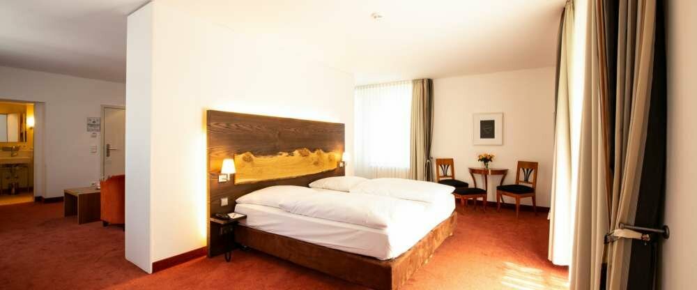 In den Parkhotel-Suiten erwartet Sie höchster Komfort und Sie haben einen direkten Blick in den Park. Neben allen Standard-Annehmlichkeiten und einem großzügigen Badezimmer steht auch eine Kaffee- und Teestation für Sie bereit. Größe 35–60 qm, Parkblick,