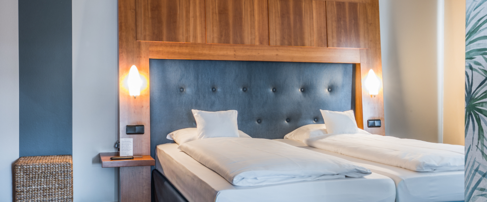 Großzügig und individuell gestaltete Zimmer mit zusammenhängendem oder getrenntem Wohn- und Schlafbereich und teilweise mit Seeblick