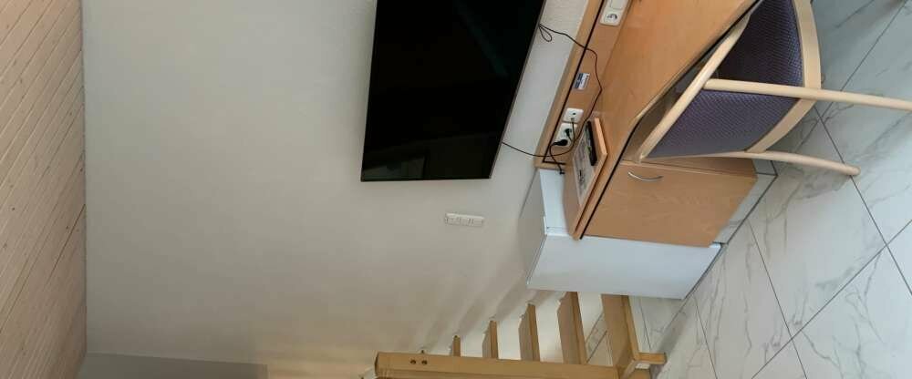 Komfortable Suite auf 2 Etagen. Schlafzimmer mit trennbaren Betten (je 90* 200cm) im Obergeschoss und Sitzecke mit Sofa in der unteren Etage. Das Sofa kann als Schlafcouch für 2 weitere Personen genutzt werden. In der Suite kommen insgesamt 4 Personen unt