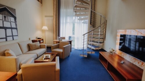 Getrennte Schlaf- und Wohnbereiche sowie eine luxuriöse Ausstattung – die Lind Suiten bieten auf zwei Etagen viel Platz und Komfort für den besonderen Aufenthalt.

Schlafen und wohnen – dafür finden Sie in den hochwertig ausgestatteten Suiten zwei Etage