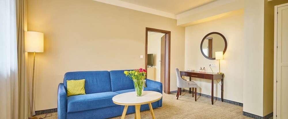 Machen Sie das Beste aus Ihrer Urlaubszeit! Buchen Sie ein luxuriöses, geräumiges Zimmer mit separatem Schlafzimmer und gemütlichem Wohnzimmer. Die außergewöhnlich ruhige Suite mit ca. 40 m² verfügt über ein modernes, helles Badezimmer mit großzügiger Ba