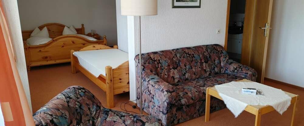 55 qm zzgl. Nasszelle , Doppelbett & zwei Einzelbetten, Getrennter Wohn-, und Schlafbereich , für 2 bis 4 Personen Unsere Suiten haben einen getrennten Wohn- und Schlafbereich und verfügen über Bad o. DU/WC, Balkon, Telefon, WLAN, SAT-TV, Minibar, Haa