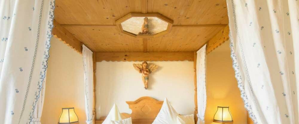 Hochzeits Suite mit Whirlpoolwanne und Himmelbett (HSW)