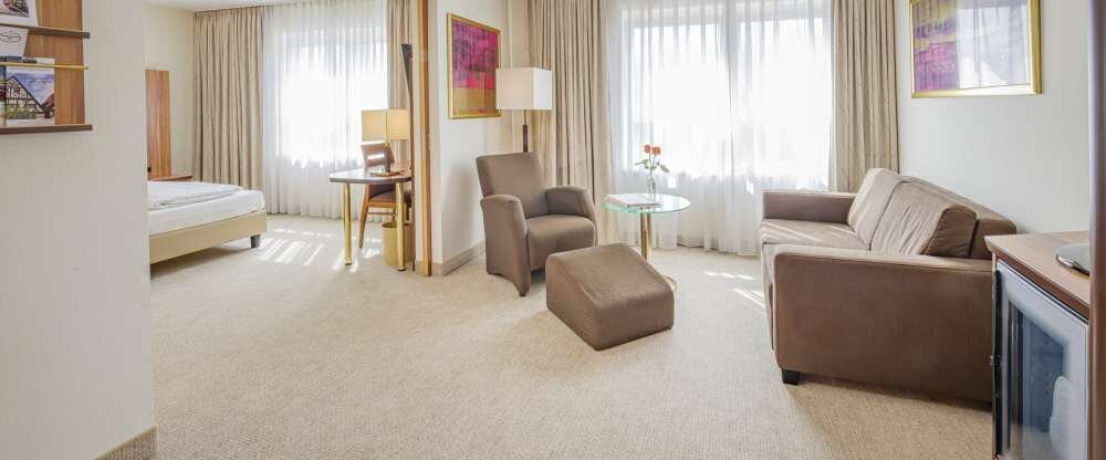 46 m², twinbares Doppelbett mit zwei separaten Matratzen (210x100), Schreibtisch mit Stuhl, Glastisch mit 2 Sesseln und Fußhocker, kostenloses Higspeed Internet, Minibar, Safe, Kofferbock, großzügiger Kleiderschrank, begehbare Dusche, Badewanne im großzüg