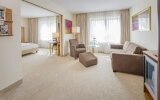 46 m², twinbares Doppelbett mit zwei separaten Matratzen (210x100), Schreibtisch mit Stuhl, Glastisch mit 2 Sesseln und Fußhocker, kostenloses Higspeed Internet, Minibar, Safe, Kofferbock, großzügiger Kleiderschrank, begehbare Dusche, Badewanne im großzüg