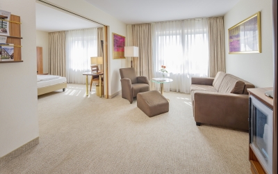 46 m², twinbares Doppelbett mit zwei separaten Matratzen (210x100), Schreibtisch mit Stuhl, Glastisch mit 2 Sesseln und Fußhocker, kostenloses Higspeed Internet, Minibar, Safe, Kofferbock, großzügiger Kleiderschrank, begehbare Dusche, Badewanne im großzüg