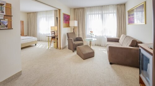 46 m², twinbares Doppelbett mit zwei separaten Matratzen (210x100), Schreibtisch mit Stuhl, Glastisch mit 2 Sesseln und Fußhocker, kostenloses Higspeed Internet, Minibar, Safe, Kofferbock, großzügiger Kleiderschrank, begehbare Dusche, Badewanne im großzüg