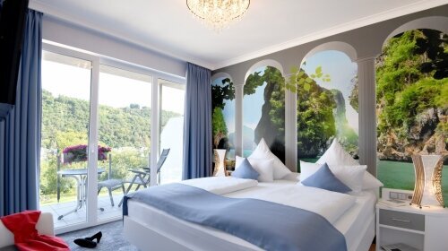 Luxuriöser Wohnraum mit Flachbild-TV, gemütlichem Sitzbereich, separates Schlafzimmer mit großem Doppelbett und zusätlichem Flachbild-TV, beide Räume jeweils mit Balkon und traumhafter Aussicht, Bad mit "Whirlwanne", Klimaanlage. (54 - 60 qm)