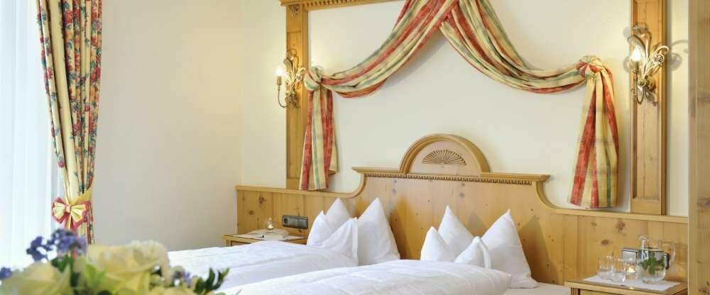 Suite im Landhausstil mit gemütlicher Sitzecke und Südbalkon.