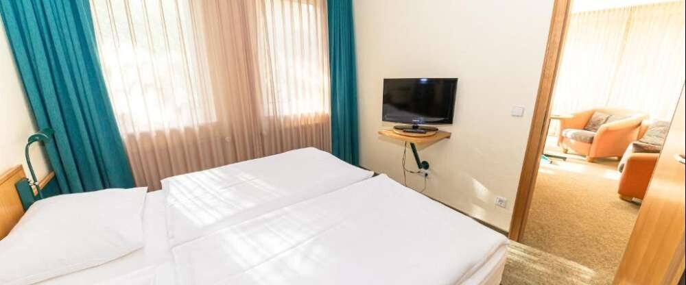  WC Doppelwaschbecken Badewanne mit integrierter Dusche Schreibtisch Direktwahl-Telefon Sat-TV Modemanschluss W-Lan Access-Point Radio Haarfön Die Suite bietet bis zu sechs Personen ausreichend Platz bei Ih