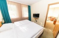  WC Doppelwaschbecken Badewanne mit integrierter Dusche Schreibtisch Direktwahl-Telefon Sat-TV Modemanschluss W-Lan Access-Point Radio Haarfön Die Suite bietet bis zu sechs Personen ausreichend Platz bei Ih