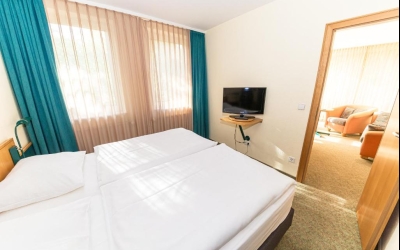  WC Doppelwaschbecken Badewanne mit integrierter Dusche Schreibtisch Direktwahl-Telefon Sat-TV Modemanschluss W-Lan Access-Point Radio Haarfön Die Suite bietet bis zu sechs Personen ausreichend Platz bei Ih