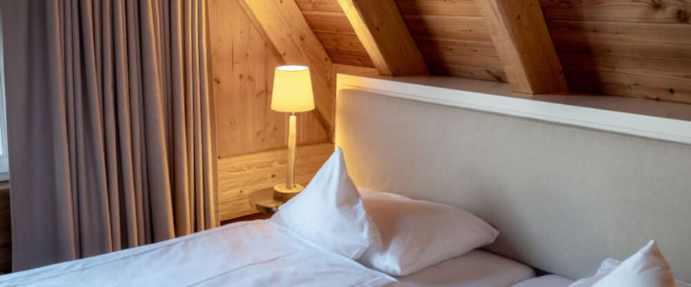 Das luxuriöse Chalet bietet auf zwei Etagen rund 50 m². Das vorherrschende Element ist Holz. Dielenfußboden, Wände, der beeindruckende offene Dachstuhl mit massiven Balken, die Treppe zur oberen Etage sind aus Kiefernholz, genau wie der große Balkon mit g