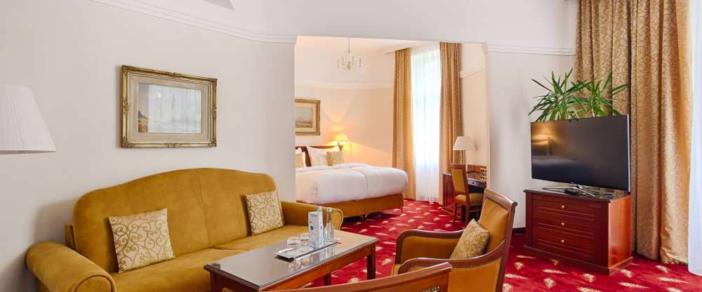 Eine geräumige und elegante Suite mit 63 m2, in der sich maximaler Komfort mit einem Hauch von Noblesse verbindet. Diese Ein-Zimmer-Deluxe-Suite kombiniert Wohn- und Schlafbereich geschickt im Open-Space-Stil, wodurch die Suite luftig und modern wirkt. Fü