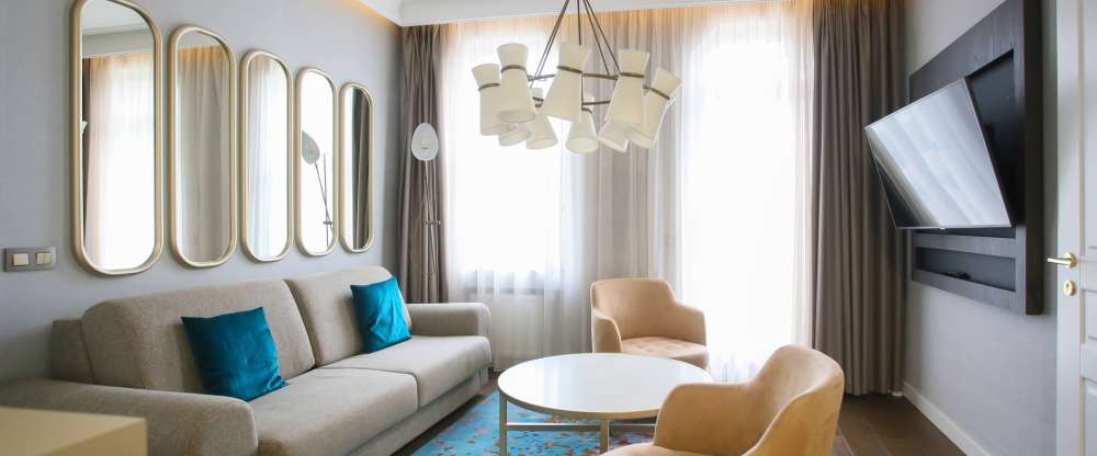 Luxus-Suite mit 46 m² und mit modernem und stilvollem Design, nur wenige Schritte vom Spa & Wellness Center entfernt. Die Suite bietet einen Wohnbereich mit Schlafsofa sowie ein geräumiges Schlafzimmer mit einem modernen Twin-Size-Boxspringbett und ei