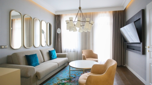 Luxus-Suite mit 46 m² und mit modernem und stilvollem Design, nur wenige Schritte vom Spa & Wellness Center entfernt. Die Suite bietet einen Wohnbereich mit Schlafsofa sowie ein geräumiges Schlafzimmer mit einem modernen Twin-Size-Boxspringbett und ei