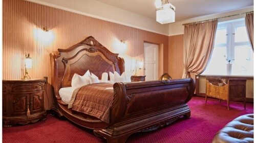 Die geräumige Suite bietet eine Kaffeemaschine, Heizung sowie ein eigenes Badezimmer mit einer Badewanne oder einer Dusche. Außerdem bietet die Suite einen Flachbild-TV. Die Wohneinheit ist mit 2 Betten ausgestattet.