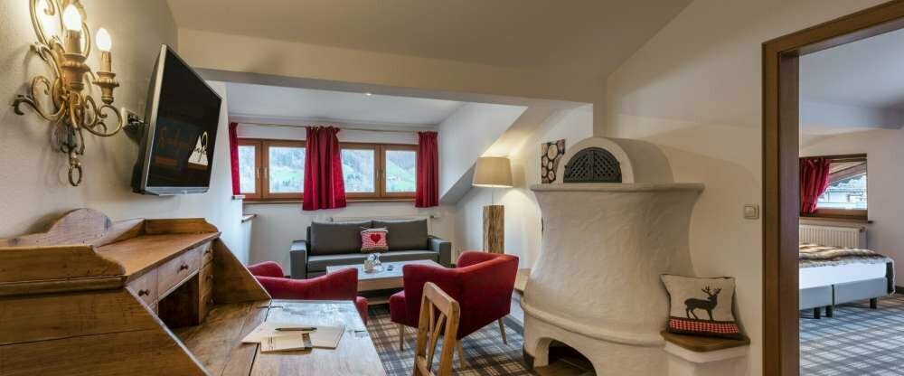 Große Suite mit 2 Schlafzimmern. 1. Schlafzimmer mit einem Doppelbett und Südbalkon, 2. Schlafzimmer mit 2 Einzelbetten. Außerdem gemütlicher Wohnraum mit ausziehbarer Couch.