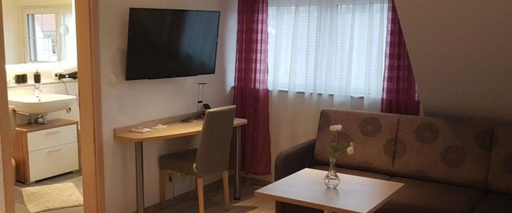 Suite mit Balkon für 2 Personen mit Standard Ausstattung und King Size Bett 