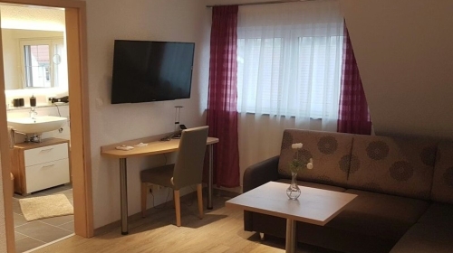 Suite mit Balkon für 2 Personen mit Standard Ausstattung und King Size Bett 