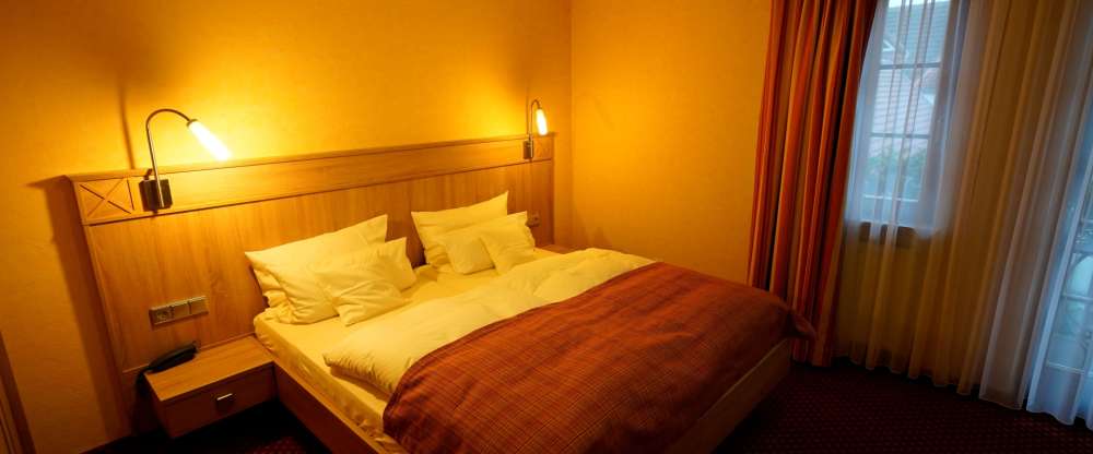 Die stilvoll eingerichteten Suiten im St. Martiner Castell verbinden modernen Komfort mit dem besonderen Charme der Pfalz. Warme Farben, hochwertige Materialien und liebevolle Details schaffen eine entspannte Wohlfühlatmosphäre. Die Sprossen-Fenster sorg