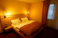 Die stilvoll eingerichteten Suiten im St. Martiner Castell verbinden modernen Komfort mit dem besonderen Charme der Pfalz. Warme Farben, hochwertige Materialien und liebevolle Details schaffen eine entspannte Wohlfühlatmosphäre. Die Sprossen-Fenster sorg