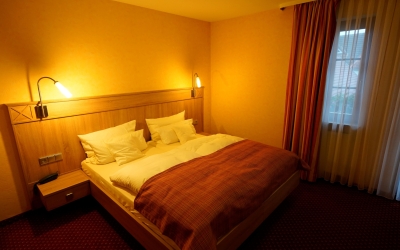 Die stilvoll eingerichteten Suiten im St. Martiner Castell verbinden modernen Komfort mit dem besonderen Charme der Pfalz. Warme Farben, hochwertige Materialien und liebevolle Details schaffen eine entspannte Wohlfühlatmosphäre.
Die Sprossen-Fenster sorg