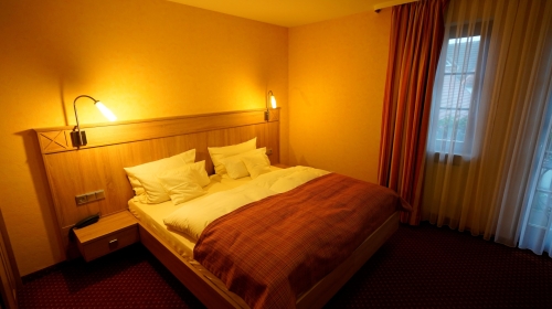 Die stilvoll eingerichteten Suiten im St. Martiner Castell verbinden modernen Komfort mit dem besonderen Charme der Pfalz. Warme Farben, hochwertige Materialien und liebevolle Details schaffen eine entspannte Wohlfühlatmosphäre.
Die Sprossen-Fenster sorg