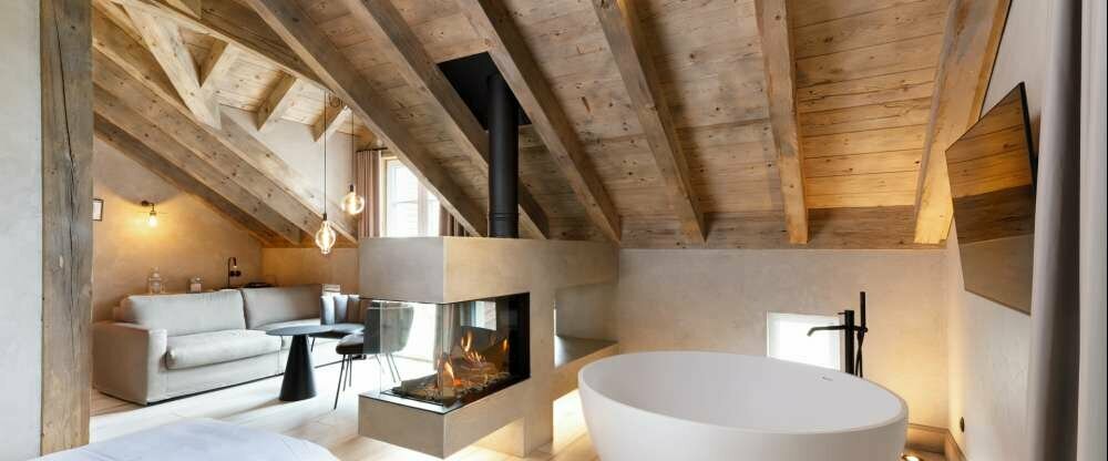 Die Suite Lädine befindet sich im klösterlichen Hotelbereich des Hotel Arthus und wurde im Januar 2024 eröffnet. Entspanne auf 31qm und genieße die wohlige Wärme des Kamins. In dieser Suite vereinen sich historischer Charme und moderne Annehmlichkeiten zu