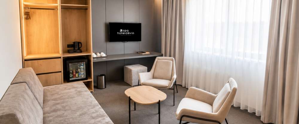 Die Zimmer der Kategorie Suite Premium sind luxuriöse neu renovierte zwei Zimmer mit Blick auf das Zentrum von Marienbad. Sie sind ausgestattet mit einem Badezimmer mit Dusche und WC, einem TV-SAT, Telefon, Tresor, kostenloser Wi-Fi Verbindung, einem kost