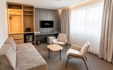 Die Zimmer der Kategorie Suite Premium sind luxuriöse neu renovierte zwei Zimmer mit Blick auf das Zentrum von Marienbad. Sie sind ausgestattet mit einem Badezimmer mit Dusche und WC, einem TV-SAT, Telefon, Tresor, kostenloser Wi-Fi Verbindung, einem kost